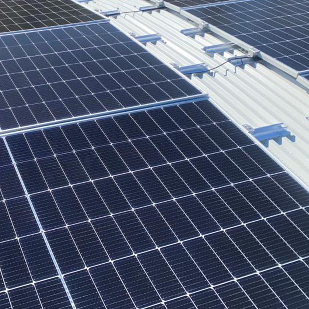 Impianto fotovoltaico azienda: scopri come ridurre i costi energetici fino all'80% con Solectro, specialista esclusivo del settore industriale da oltre 15 anni.