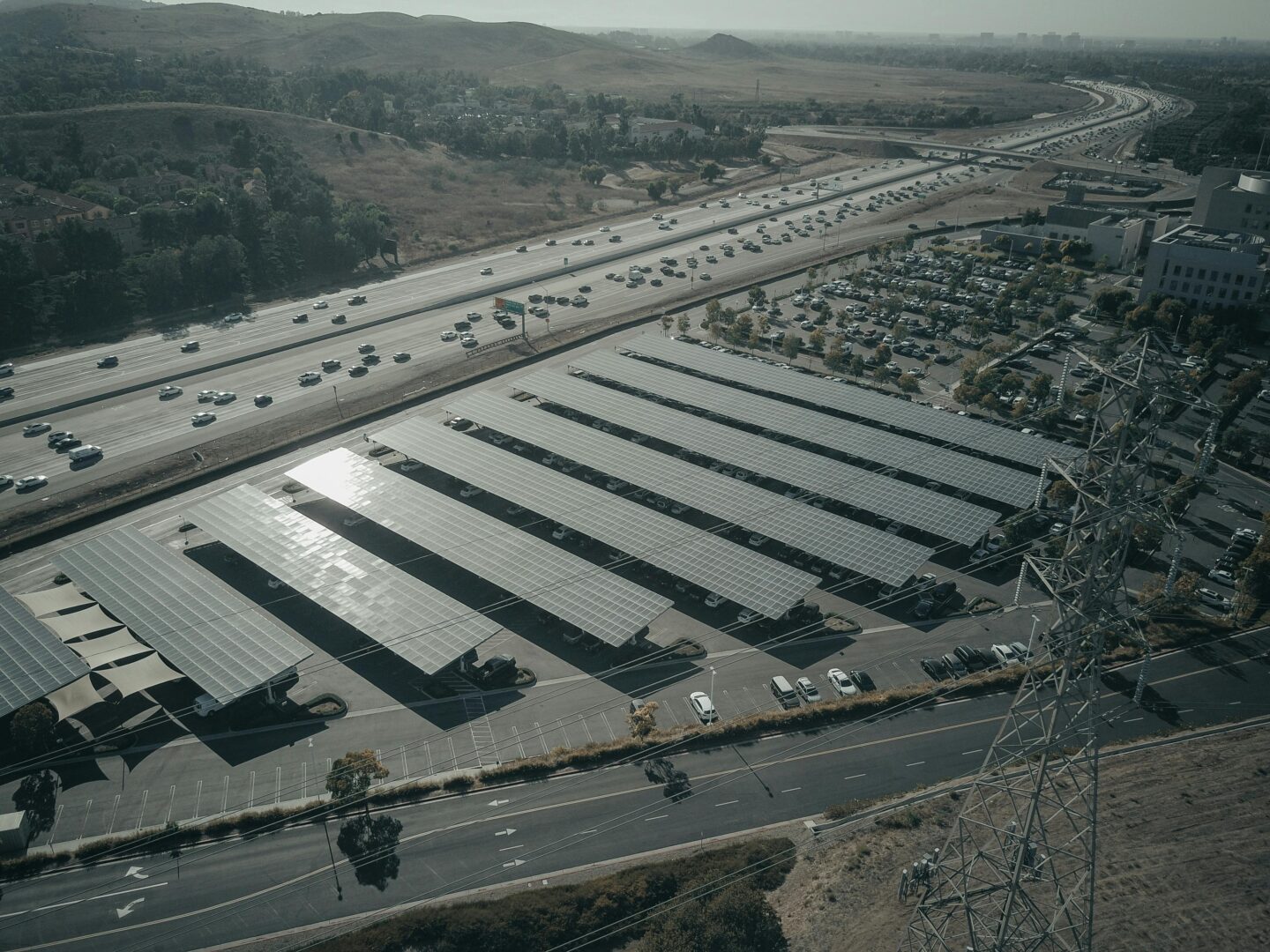 Guida pratica agli impianti fotovoltaici a terra: vantaggi, costi, incentivi e risparmio energetico per aziende con superfici inutilizzate